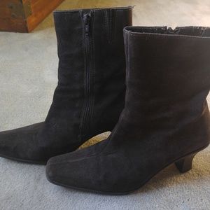 La Canadienne Brown Suede Ankle Boots sz 9